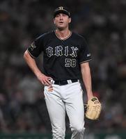 　９回、中村にサヨナラ本塁打を浴びがっくりのワゲスパック（撮影・金田祐二）