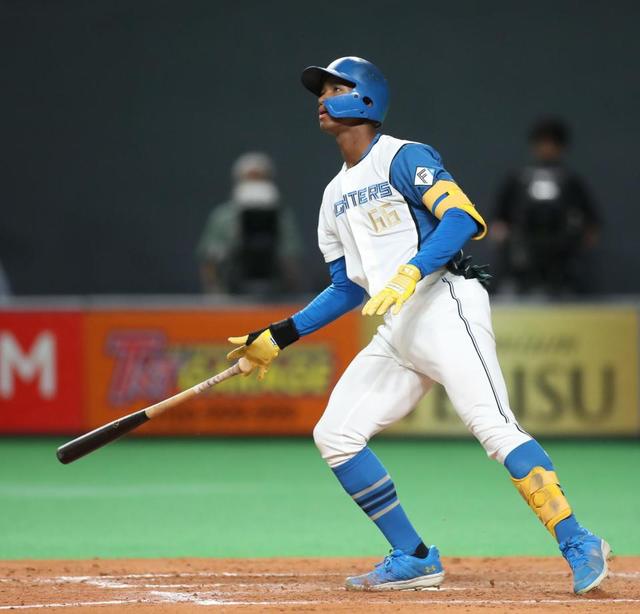 日本ハム 万波の11号2ランで同点に 2カ月ぶり一発に もう迷わないですから 野球 デイリースポーツ Online 日本ハム 万波の11号2ランで同点に 2カ月ぶり一発に もう迷わないですから 野球 デイリースポーツ Online