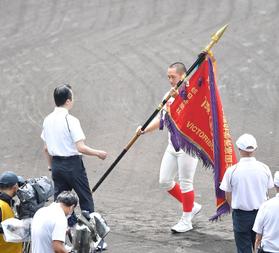 昨夏覇者の智弁和歌山が優勝旗を返還 岡西主将「もう一度優勝旗を