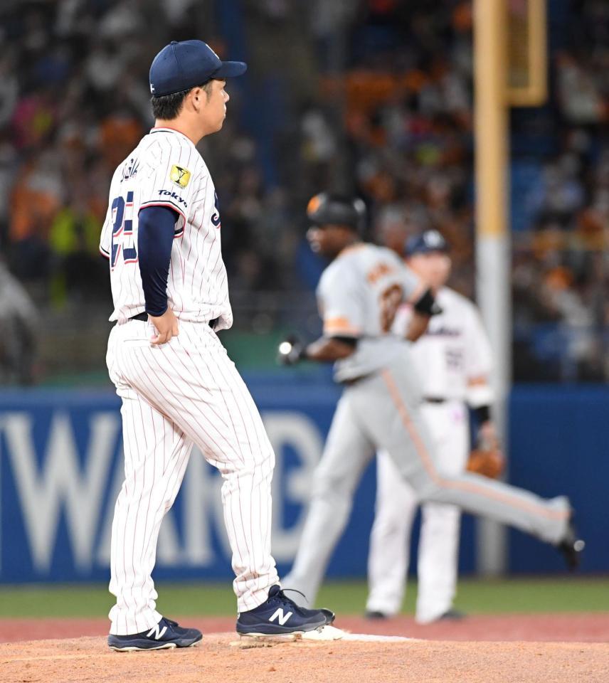 　４回、小川（左）はポランコにソロ本塁打を打たれる（撮影・佐藤厚）