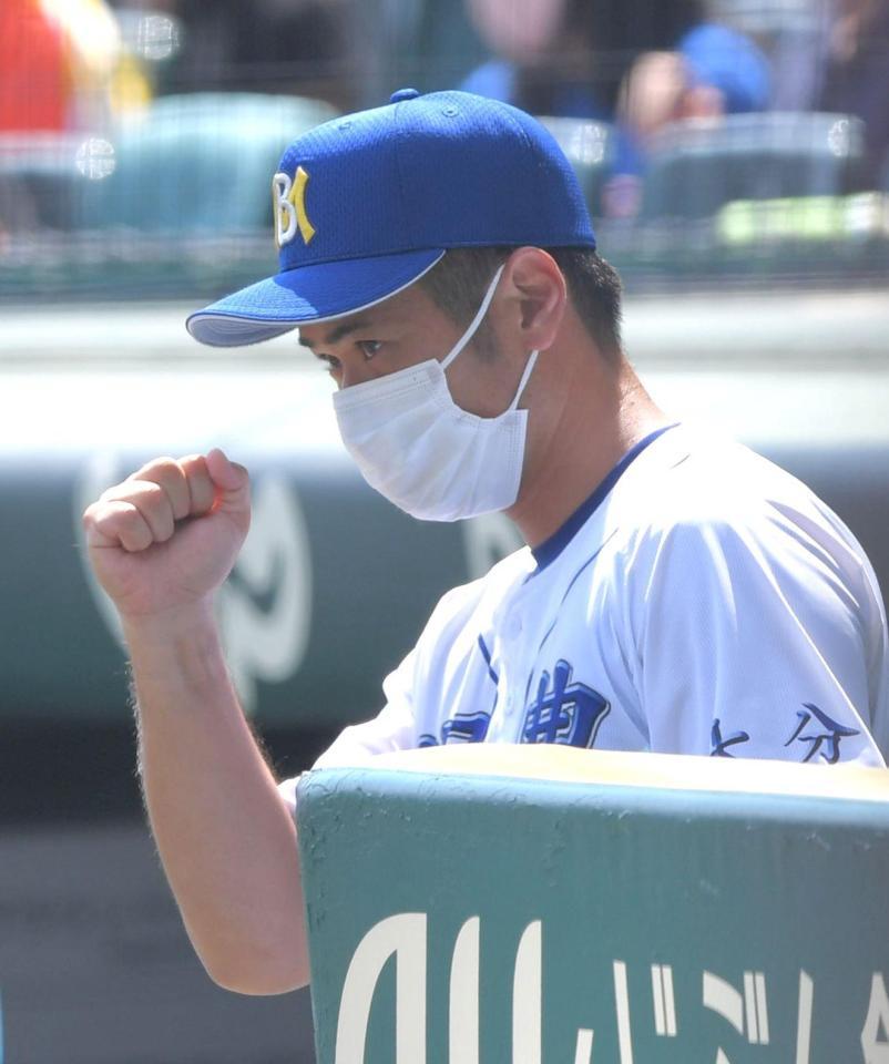 　１回、先制点を奪い、拳を握る明豊・川崎絢平監督（撮影・北村雅宏）