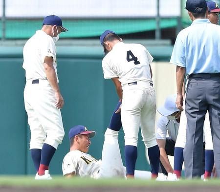 　７回、守備中に足を痛め、顔をゆがめる八戸学院光星の右翼手・深野友歩（中央）＝撮影・伊藤笙子