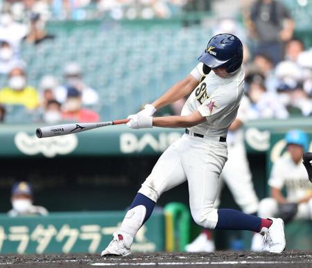 　４回、ライトへ先制適時打を放つ八戸学院光星・野呂洋翔（撮影・伊藤笙子）