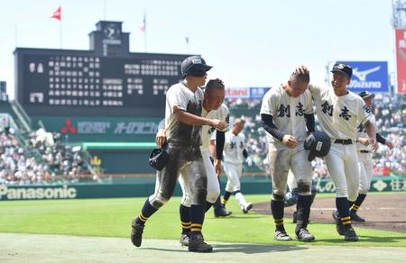 　八戸学院光星に敗れ、涙を流す創志学園ナイン（撮影・伊藤笙子）