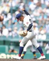 　８回、岩本遥大を中飛に抑え、拳を突き上げる八戸学院光星・冨井翼（撮影・伊藤笙子）