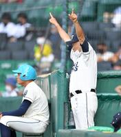 　１回、外野に守備の指示を出す創志学園・長沢宏行監督（撮影・伊藤笙子）