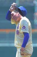 　１回、マウンドで汗を拭う星稜・マーガード（撮影・北村雅宏）