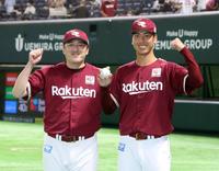 　プロ初勝利を飾った宮森（右）は石井監督と笑顔を見せる