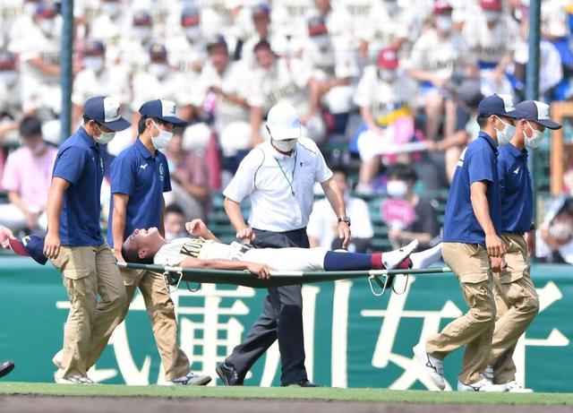 八戸学院光星の右翼・深野がアクシデントで交代　打球処理で足痛め、担架でベンチへ