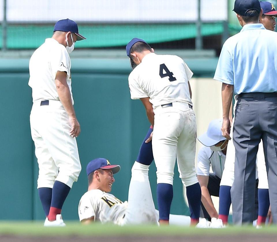 　７回、守備中に足を痛め、顔をゆがめる八戸学院光星の右翼手・深野友歩（中央）＝撮影・伊藤笙子