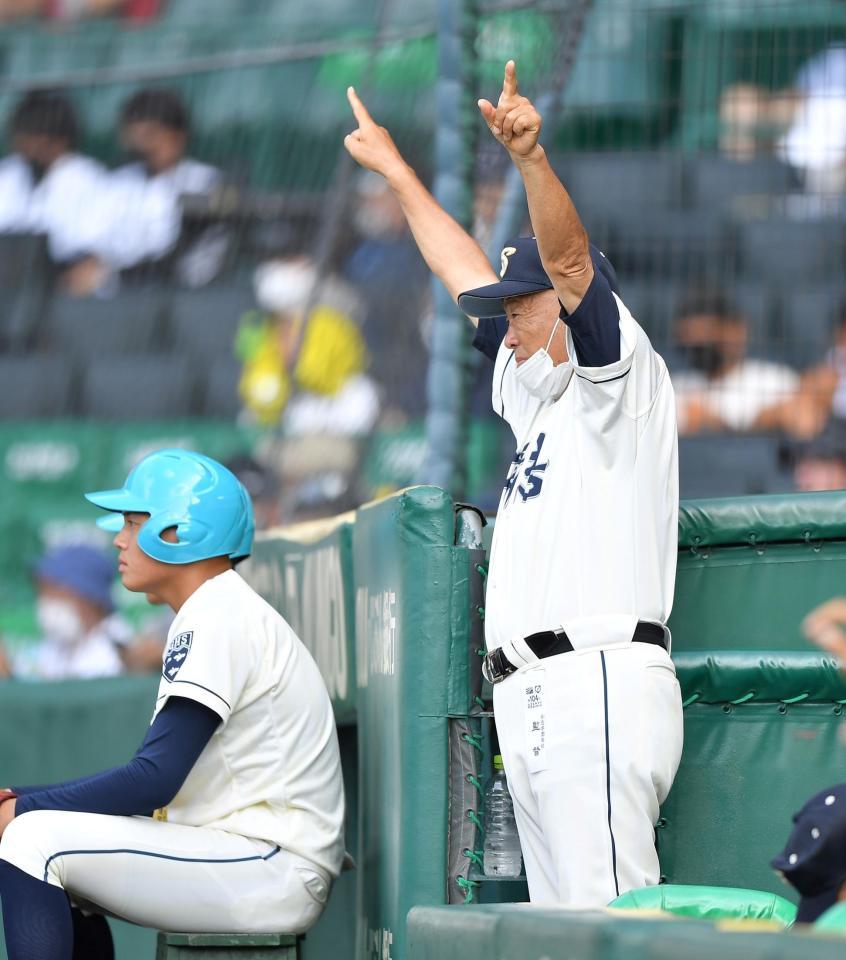 　１回、外野に守備の指示を出す創志学園・長沢宏行監督（撮影・伊藤笙子）