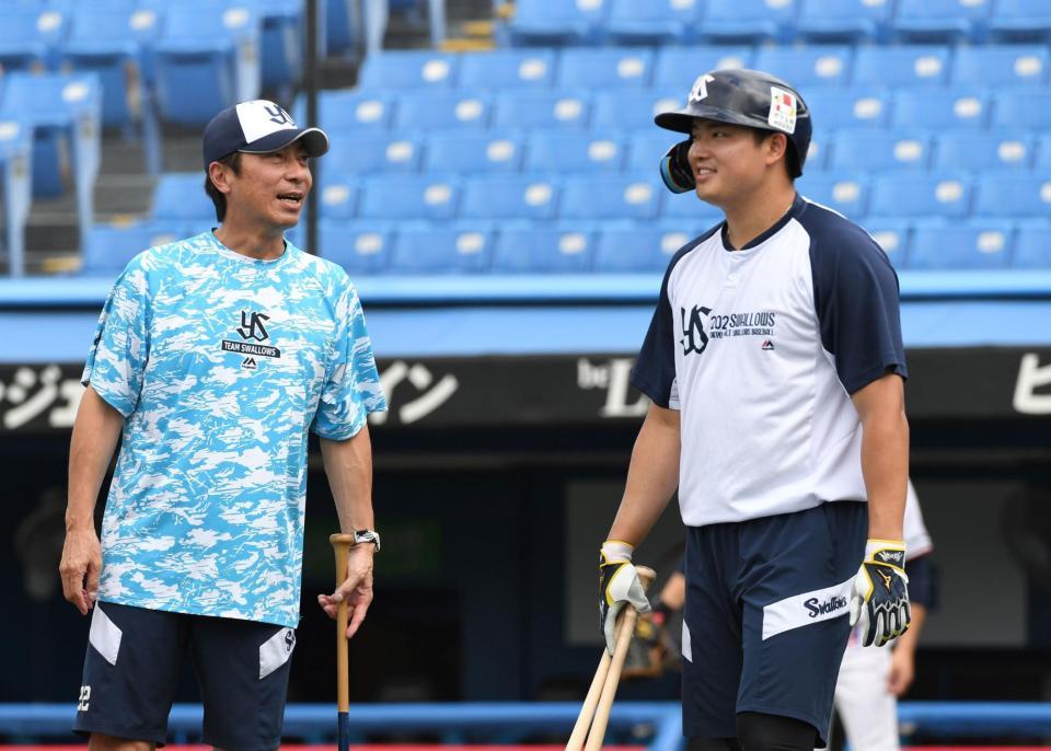 　高津監督（左）と話す村上＝神宮（撮影・佐藤厚）