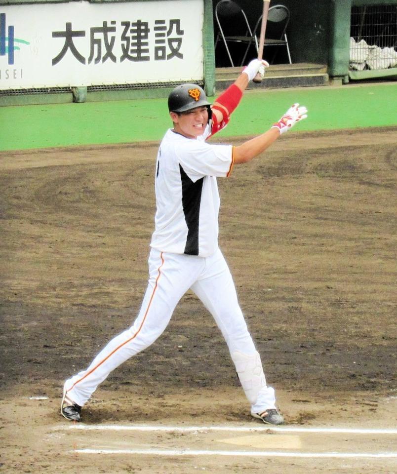 一塁方向への打球がファウルになり、悔しがる坂本