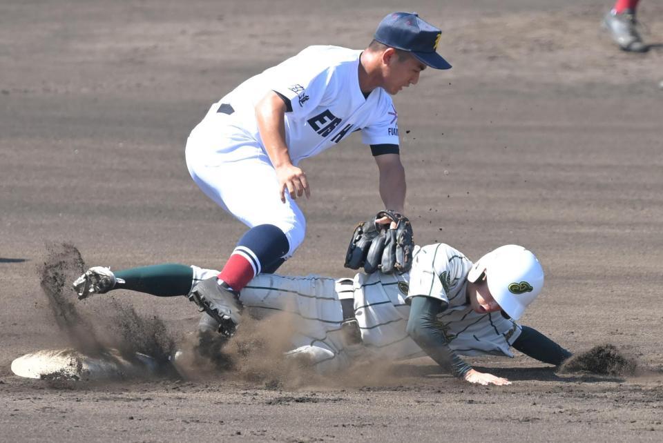 　１回、けん制の際に負傷する鶴岡東・武田（下）＝撮影・高部洋祐