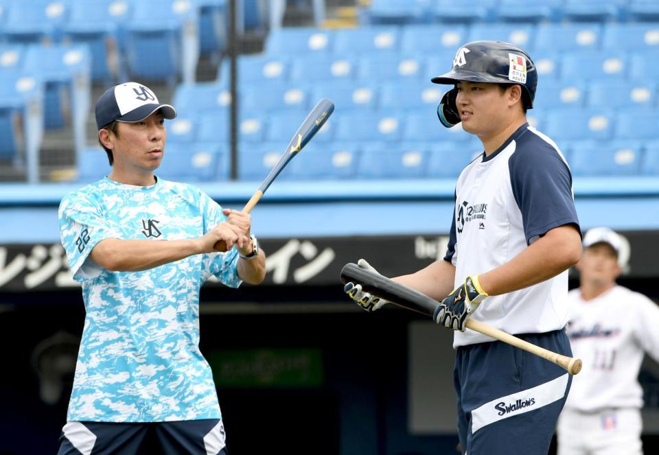 　高津監督（左）と話す村上（撮影・佐藤厚）