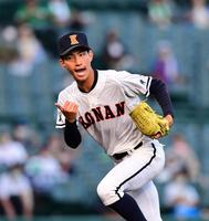 　７回、興南・生盛亜勇太は無失点に抑えベンチに戻る（撮影・山口登）