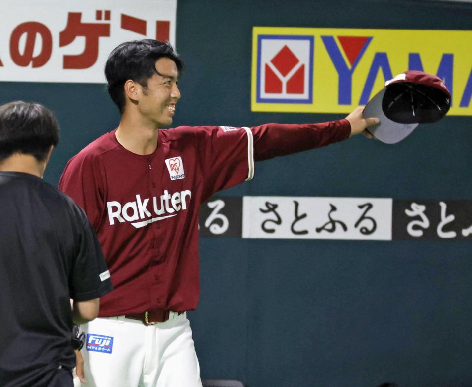 　プロ初勝利を挙げ、声援に応える宮森