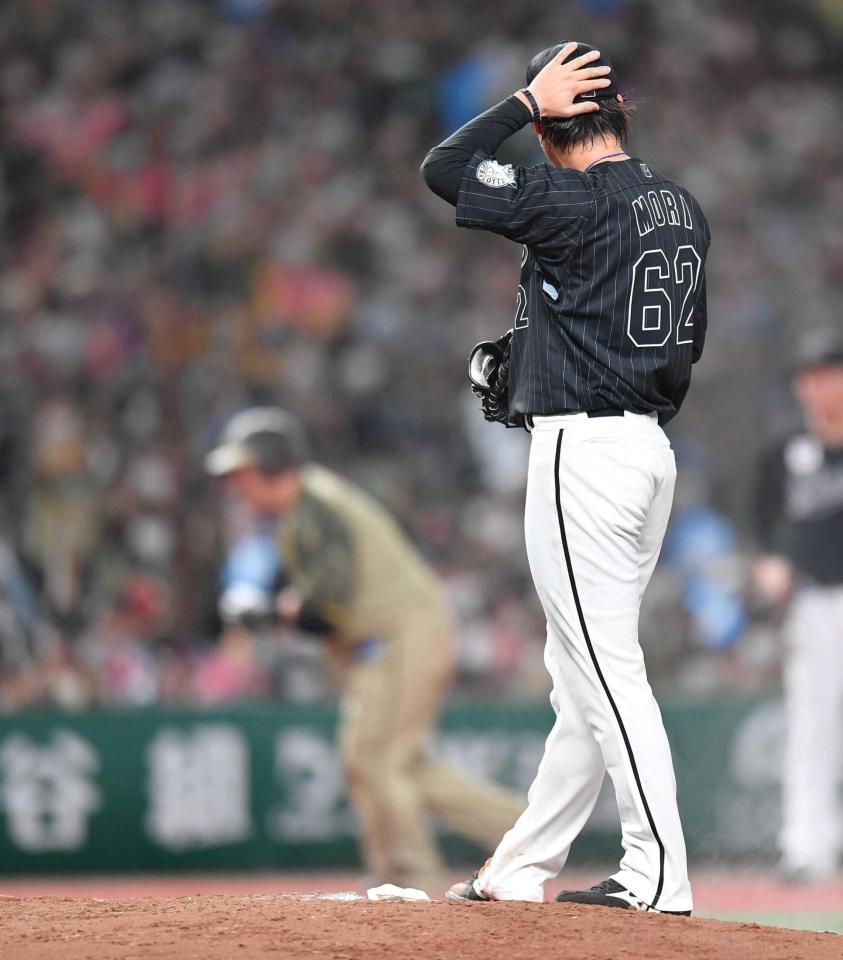 　４回、山川（奥）に３ランを浴びた森（撮影・西岡正）