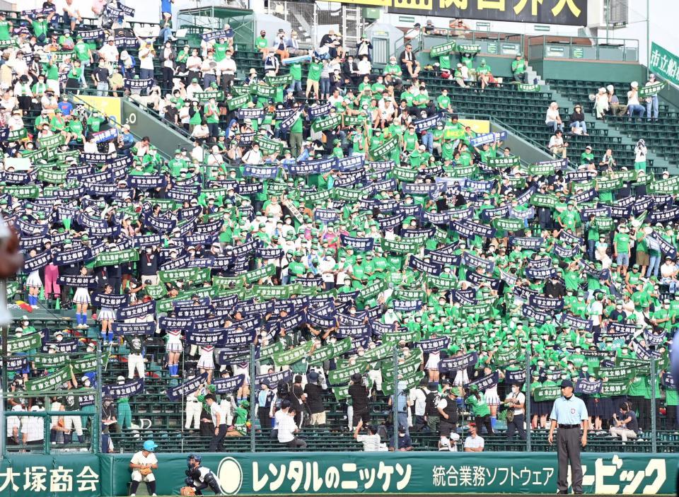 　２回、グラウンドに校歌が流れタオルを手に応援する市船橋の応援席（撮影・山口登）