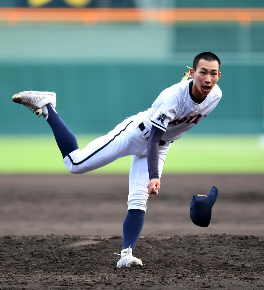 　帽子を飛ばし力投する興南・生盛亜勇太（撮影・山口登）