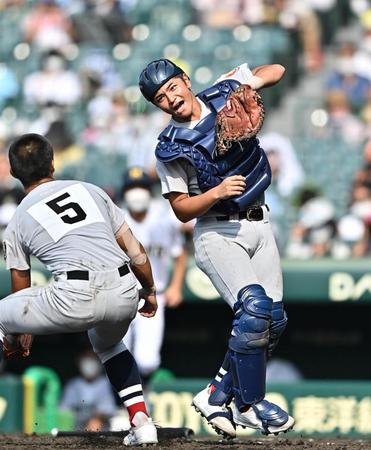 ４回、三重・宇佐見の打球を捕球する横浜・玉城（右）