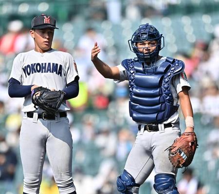 　６回表、選手をマウンドへ集める横浜・玉城（右）