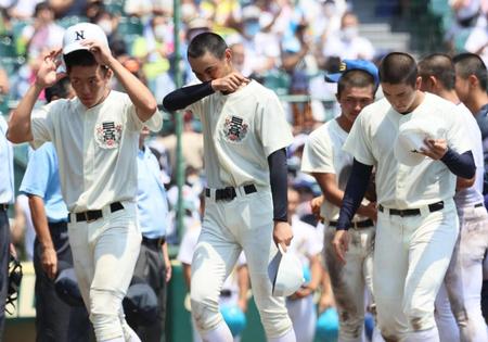 　聖光学院に敗れ、引き揚げる松藤（中央）ら日大三ナイン