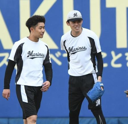 　試合前の練習中、種市（左）と談笑する佐々木朗（撮影・開出牧）