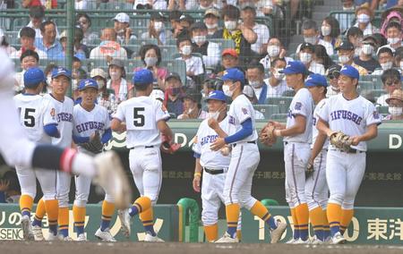 　４点を失った２回終了後、ナインを集める県岐阜商・鍛治舎巧監督（中央）＝撮影・高部洋祐