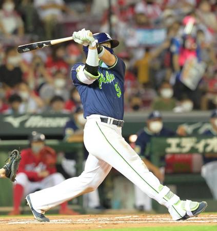 　７回、猛打賞となる左前打を放つ村上（撮影・立川洋一郎）