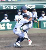 　８回、三塁手の送球がそれて交錯する横浜・玉城と一塁手の三重・浅井（撮影・伊藤笙子） 