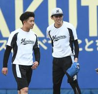 　試合前の練習中、種市（左）と談笑する佐々木朗（撮影・開出牧）