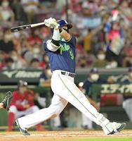 　７回、猛打賞となる左前打を放つ村上（撮影・立川洋一郎）
