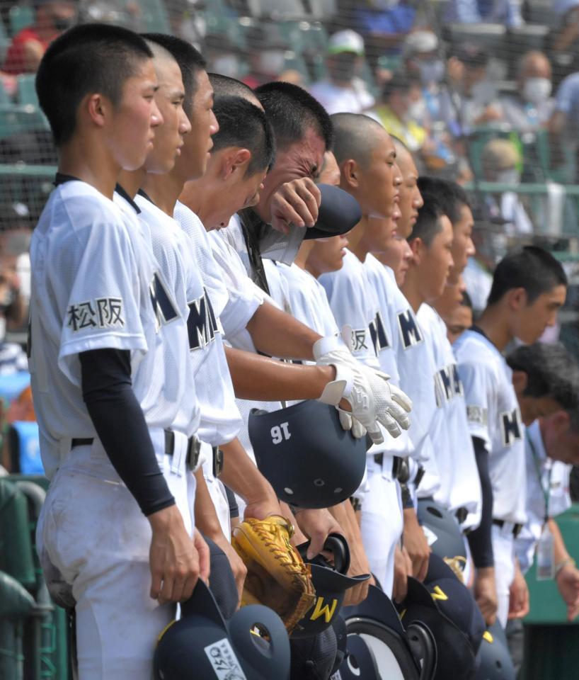 　横浜に敗れ、整列する三重ナイン（撮影・北村雅宏）