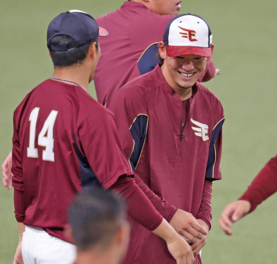 　則本（左）と笑顔で話す伊藤（撮影・吉澤敬太）