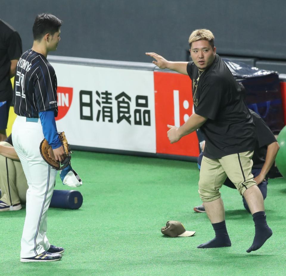 　山川（右）に指導を受ける清宮（撮影・中島達哉）