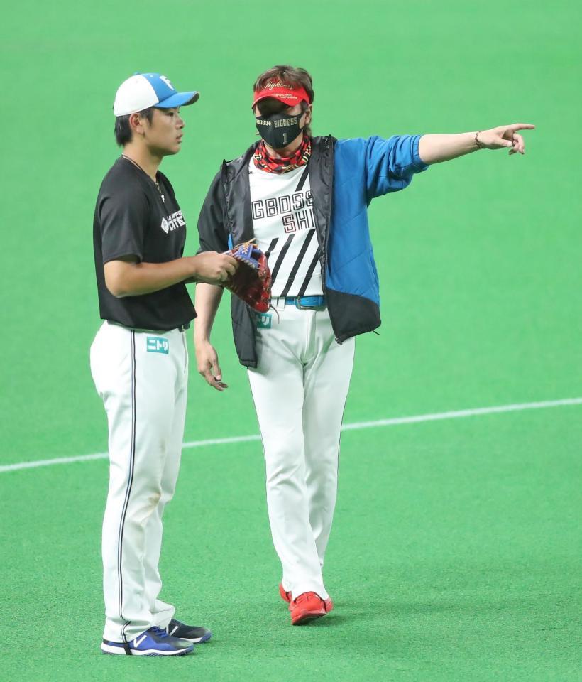 　合流した野村（左）に話しかける新庄ビッグボス（撮影・中島達哉）