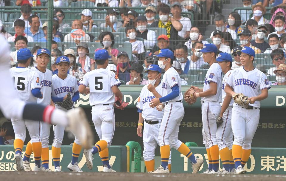 　４点を失った２回終了後、ナインを集める県岐阜商・鍛治舎巧監督（中央）＝撮影・高部洋祐