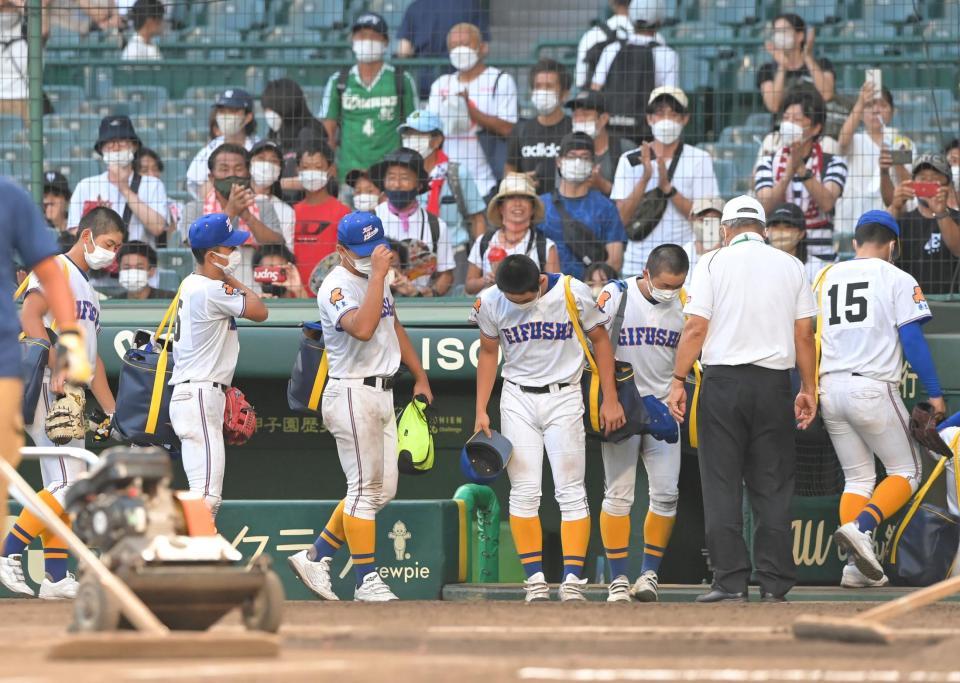 　グラウンドに一礼して聖地を去る県岐阜商ナイン（撮影・高部洋祐）