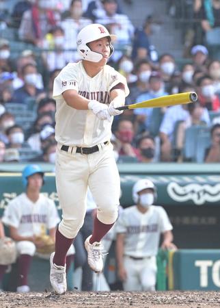 　３回、２ランを放つ旭川大高・藤田大輝（撮影・高部洋祐）