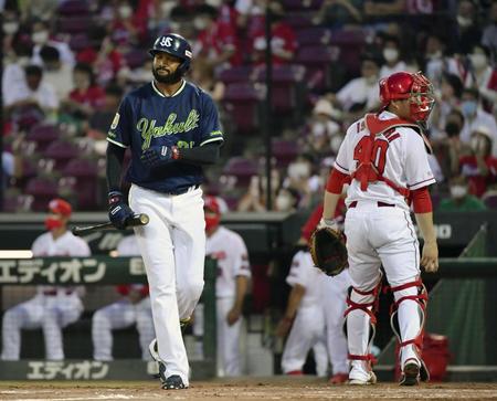 　３回、三塁で三振に倒れたサンタナ。捕手磯村