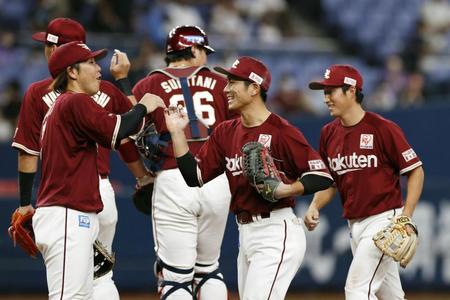 　オリックスに勝利しタッチを交わす岡島（右から２人目）ら楽天ナイン