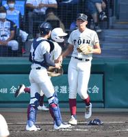 　１回、旭川大高・山保亮太の右犠飛で先制を許した大阪桐蔭・川原嗣貴（右）（撮影・伊藤笙子）