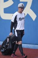 　練習を終え引き揚げる種市（撮影・開出牧）