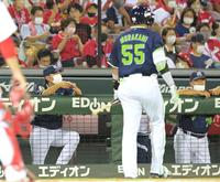 　８回、三邪飛に倒れベンチへ戻る村上（55）と高津監督（左）＝撮影・立川洋一郎