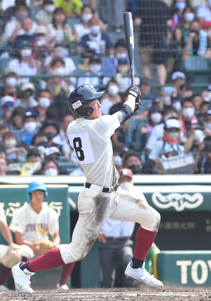 ６回、同点ソロを放つ大阪桐蔭・海老根優大＝甲子園（撮影・高部洋祐）