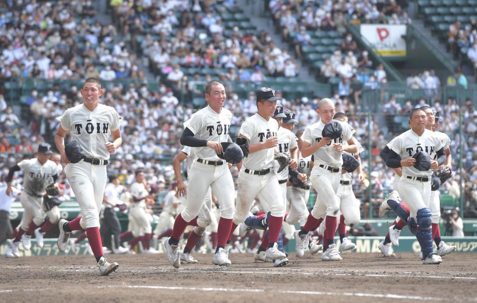 初戦突破し、アルプスに駆け出す大阪桐蔭ナイン＝甲子園（撮影・高部洋祐）