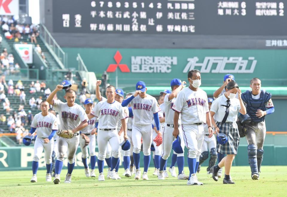 　逆転勝ちで初戦突破を決めた明秀日立ナイン（撮影・伊藤笙子）