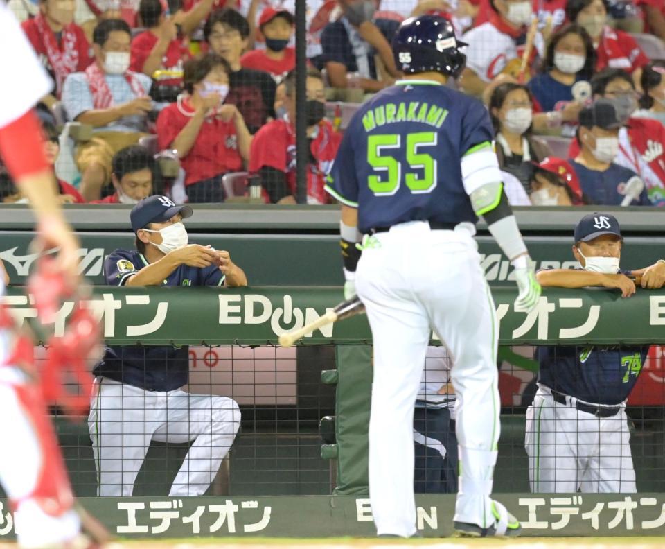 　８回、三邪飛に倒れベンチへ戻る村上（55）と高津監督（左）＝撮影・立川洋一郎