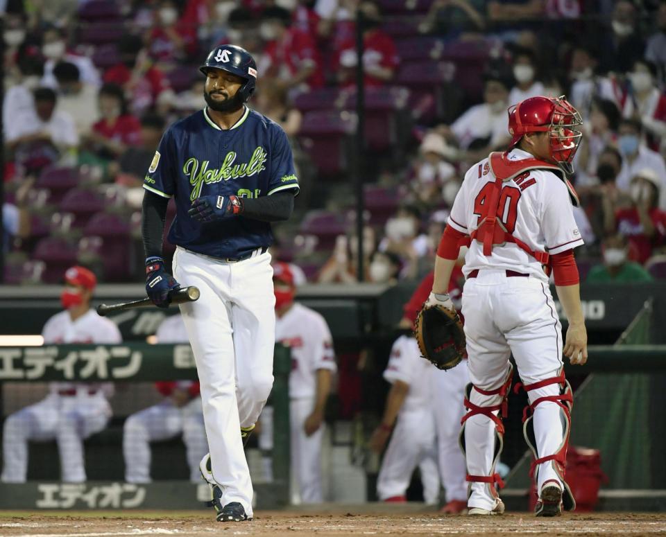 　３回、三塁で三振に倒れたサンタナ。捕手磯村